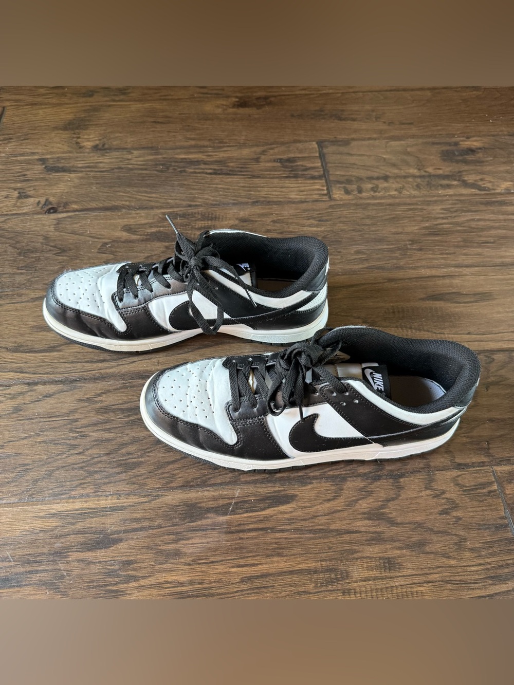 Nike men’s Black and White Low-Top Sneakers with Swoosh size 11